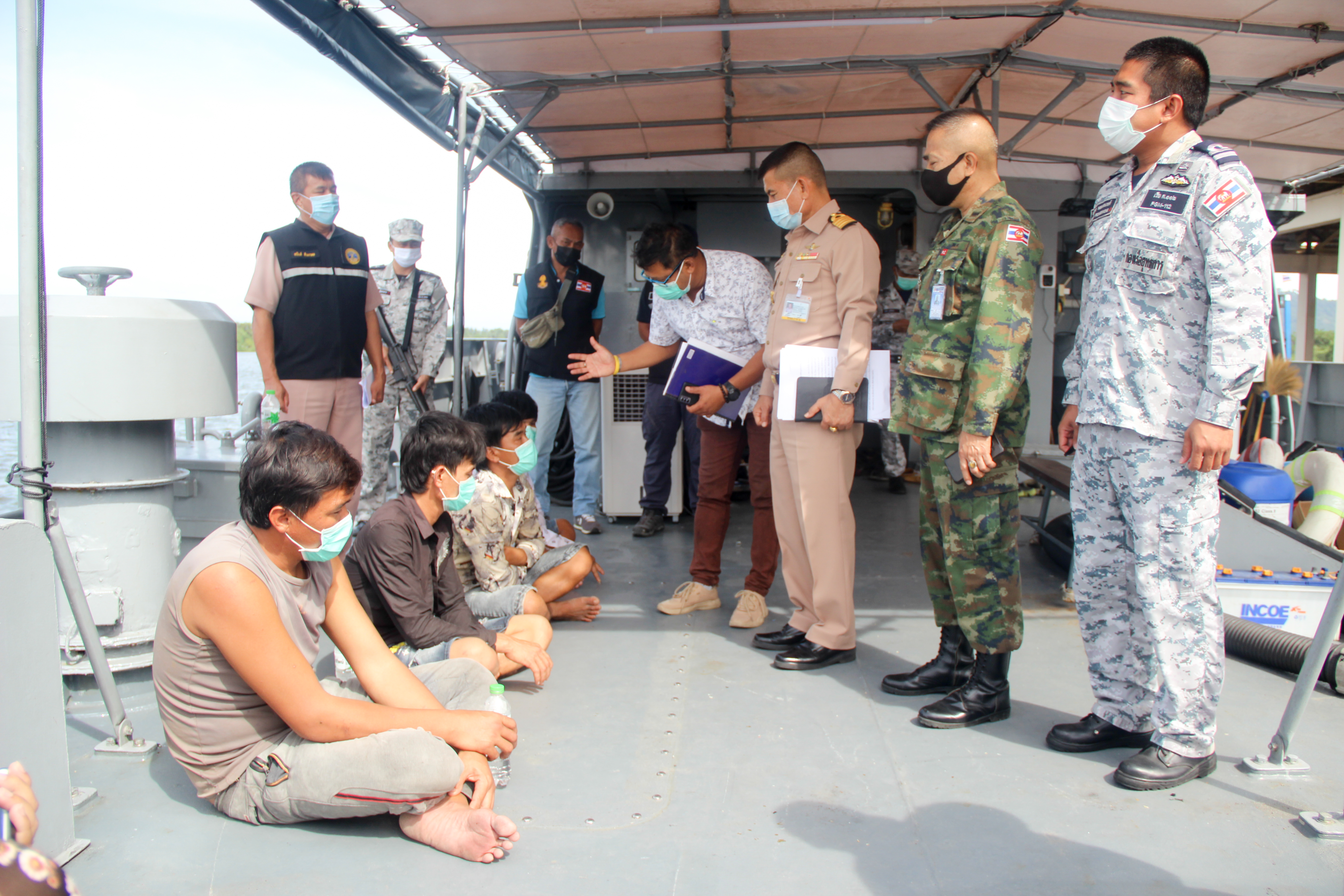เรือ ต.112 จับกุมลูกเรือประมงเวียดนามทำการประมงผิดกฎหมายในน่านน้ำไทย 4 ราย ตรวจเข้มโควิด-19 เบื้องต้นอุณหภูมิปกติ 