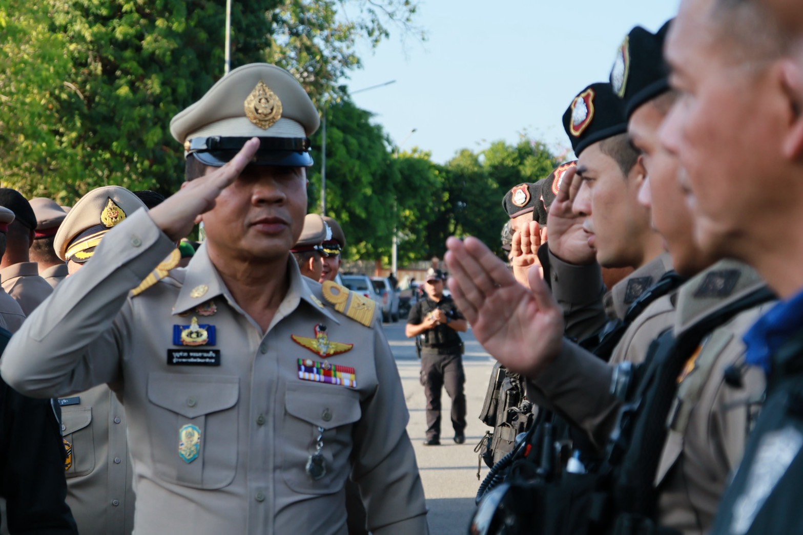 วันนี้ 31 ม.ค.69 นายบุญช่วย หอมยามเย็น ผู้ว่าราชการจังหวัดนราธิวาส  เปิดจวนผู้ว่าราชการจังหวัดต้อนรับคณะนักฟุตบอล จากโรงเรียนหมอนทองวิทยา ซึ่งนำทีมโดย อาจารย์สกล เกลี้ยงประเสริฐ โค้ชฟุตบอลโรงเรียนหมอนทองวิทยา โดยทันทีที่รถขนฝันของโรงเรียนหมอนทองวิทยาเข้ามาถึงภายในจวนฯ ผู้ว่าราชการจังหวัดนราธิวาส ได้ต้อนรับน้องๆ ทีมหมอนทองด้วยการมอบกระเป๋าและหมวกลายนกเงือก ซึ่งเป็นสัญลักษณ์ของจังหวัดนราธิวาส พร้อมพูดคุยทักทายอย่างเป็นกันเอง     นายบุญช่วย  หอมยามเย็น ผู้ว่าราชการจังหวัดนราธิวาส กล่าวว่า หลังจากที