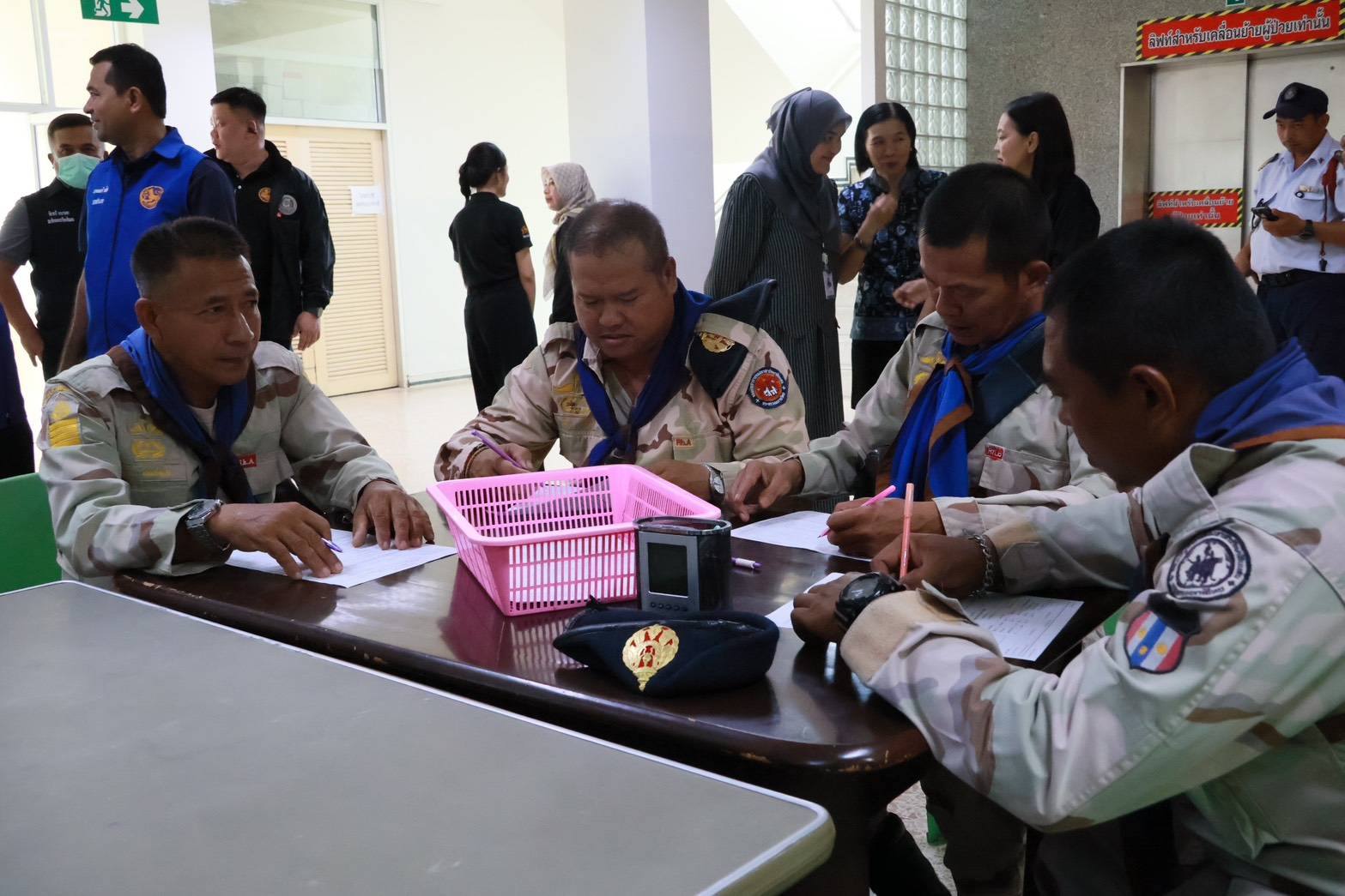 นายวันมูหะมัดนอร์ มะทา พร้อมผู้ว่าฯนราธิวาส เยี่ยมผู้บาดเจ็บ จากเหตุคนร้ายลอบยิง ส.ส.กมลศักดิ์ ส.ส.เขต 5 นราธิวาส