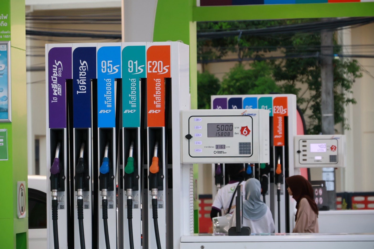 ผู้ว่าฯนรา ลงตรวจติดตามสถานการณ์น้ำมันเชื้อเพลิงในพื้นที่ มั่นใจน้ำมันมีเพียงพอ ขณะที่จ็อบเปอร์ทยอยขนส่งน้ำมันต่อเนื่อง