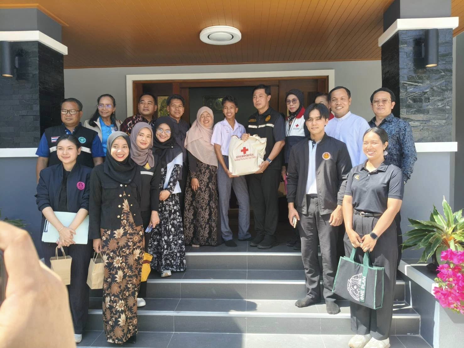 รองผู้ว่าฯ นราธิวาส ลงพื้นที่เยี่ยมบ้านนักเรียนที่สมัครเข้ารับการคัดเลือกเพื่อรับทุนการศึกษาพระราชทาน ฯ