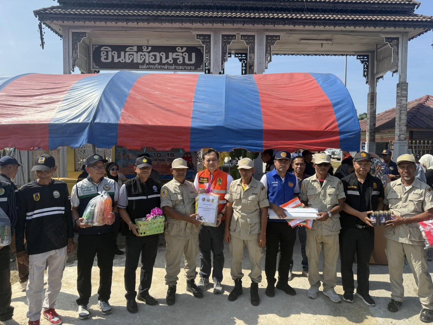 รองผู้ว่าฯ นราธิวาส ลงพื้นที่ตรวจเยี่ยมพบปะและให้กำลังใจแก่เจ้าหน้าที่ ปฏิบัติงานประจำศูนย์ปฏิบัติการป้องกันและลดอุบัติเหตุฯ ช่วงเทศกาลสงกรานต์ ประจำปี 2569