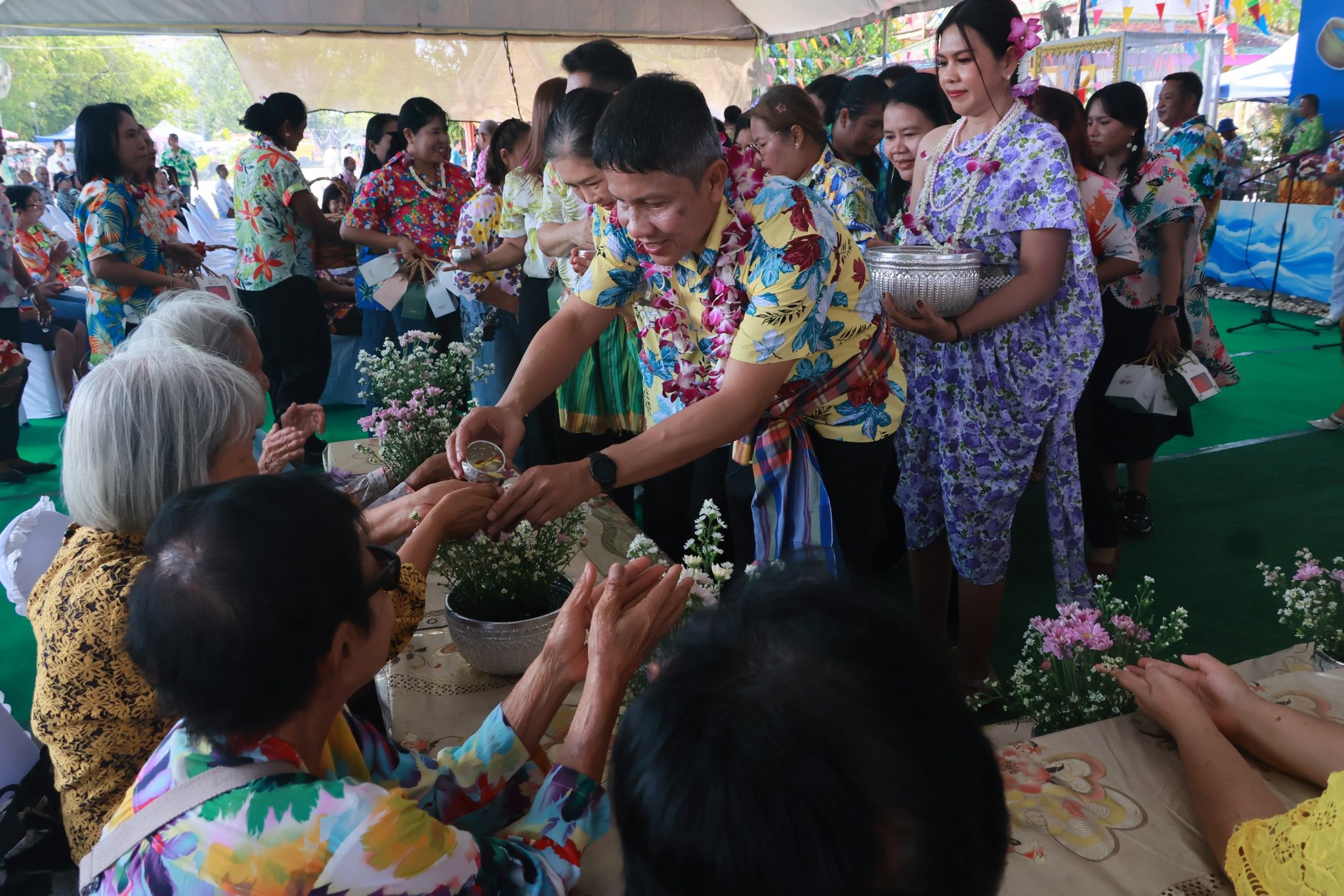 สงกรานต์วิถีไทย ผู้ว่าฯ นราธิวาส นำชุมชนร่วมรดน้ำผู้ใหญ่ สืบสานวัฒนธรรม