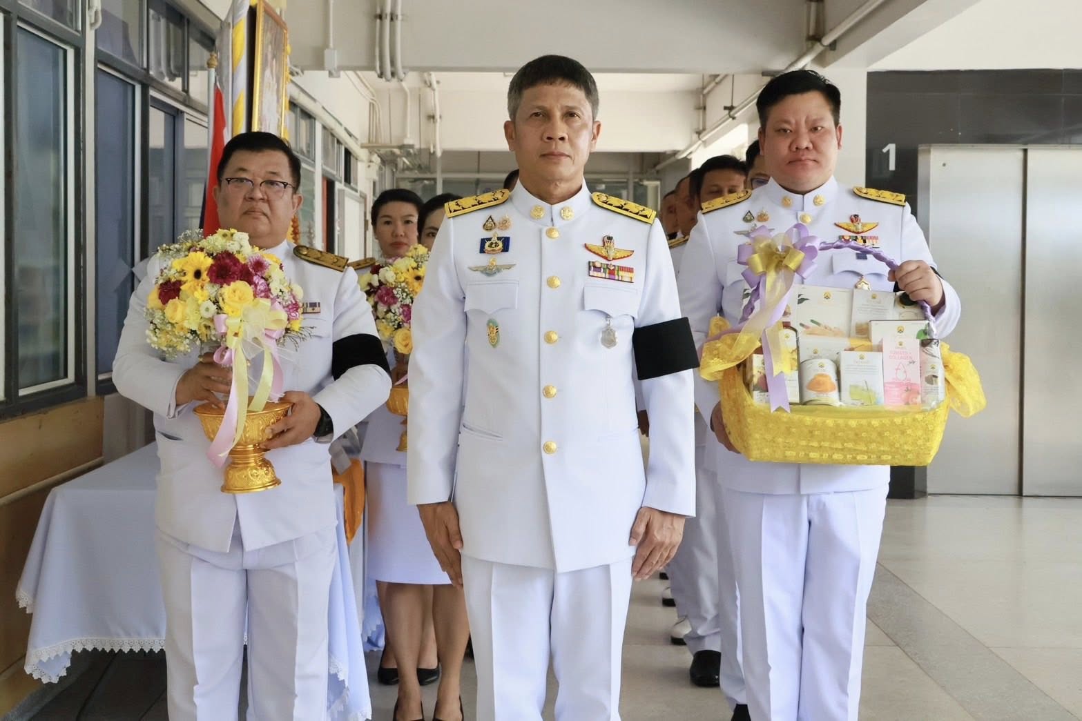 พระบาทสมเด็จพระเจ้าอยู่หัว ทรงพระกรุณาโปรดเกล้าโปรดกระหม่อมให้ ผู้ว่าราชการจังหวัดนราธิวาส เชิญดอกไม้และตะกร้าสิ่งของพระราชทาน ไปมอบให้กับเจ้าหน้าที่ ที่ได้รับบาดเจ็บจากสถานการณ์ความไม่สงบในจังหวัดชายแดนภาคใต้