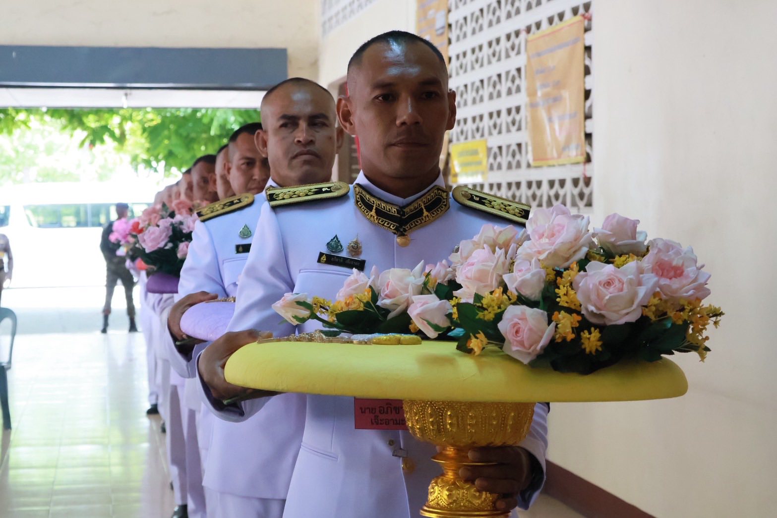 พระบาทสมเด็จพระเจ้าอยู่หัว ทรงพระกรุณาโปรดเกล้าฯ ให้ผู้ว่าราชการจังหวัดนราธิวาส เชิญพวงมาลาไปวางหน้าหีบศพ กำลังพลที่เสียชีวิตขณะปฏิบัติหน้าที่ จากเหตุการณ์ความไม่สงบในพื้นที่ ต.กายูคละ อ.แว้ง จ.นราธิวาส