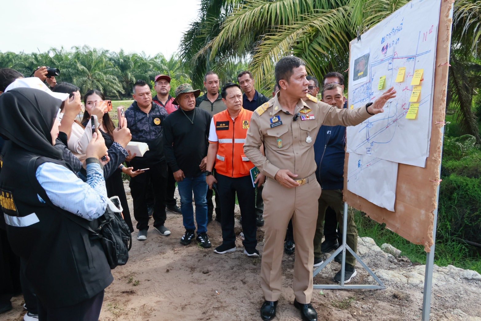 ผู้ว่าฯ นราธิวาส ติดตามการดับไฟป่าพรุบาเจาะ สั่งเร่งอัดน้ำลงชั้นดินคุมไฟทั้งแนวราบแนวดิ่ง บูรณาการทุกภาคส่วนบริหารจัดการน้ำอย่างเป็นระบบ พร้อมเตรียมตั้งชุดลาดตระเวนเฝ้าระวังเชิงรุก