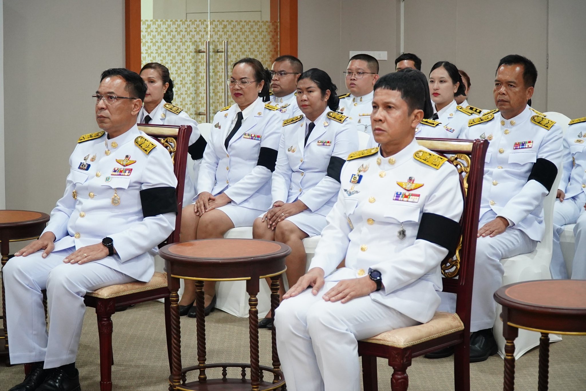 ผู้ว่าฯ นราธิวาส เข้ารับพุ่มดอกบัวประดิษฐ์พระราชทาน เบื้องหน้าพระบรมฉายาลักษณ์ พระบาทสมเด็จพระเจ้าอยู่หัว ฯ และสมเด็จพระนางเจ้าฯ พระบรมราชินี เพื่อนำไปถวายสักการะ &ldquo;พระศรีมหาโพธิทศมราชบพิตร&rdquo; เนื่องในวันวิสาขบูชา 2569