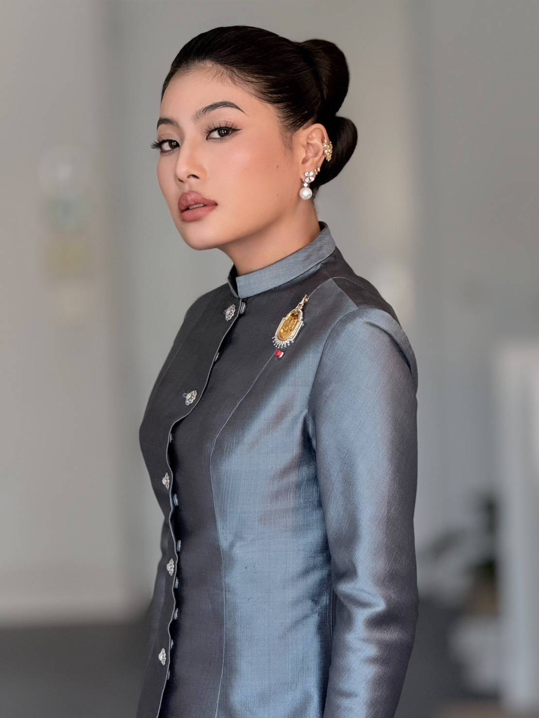 วันที่ 29 มิถุนายน 2569 สมเด็จพระเจ้าลูกเธอ เจ้าฟ้าสิริวัณณวรี นารีรัตนราชกัญญา ทรงฉลองพระองค์ชุดไทยอมรินทร์ ในการเสด็จฯ ร่วมพิธีรับเสด็จอย่างเป็นทางการ ณ อนุสรณ์สถาน โอแตล เด แซ็งวาลิด (H&ocirc;tel des Invalides)