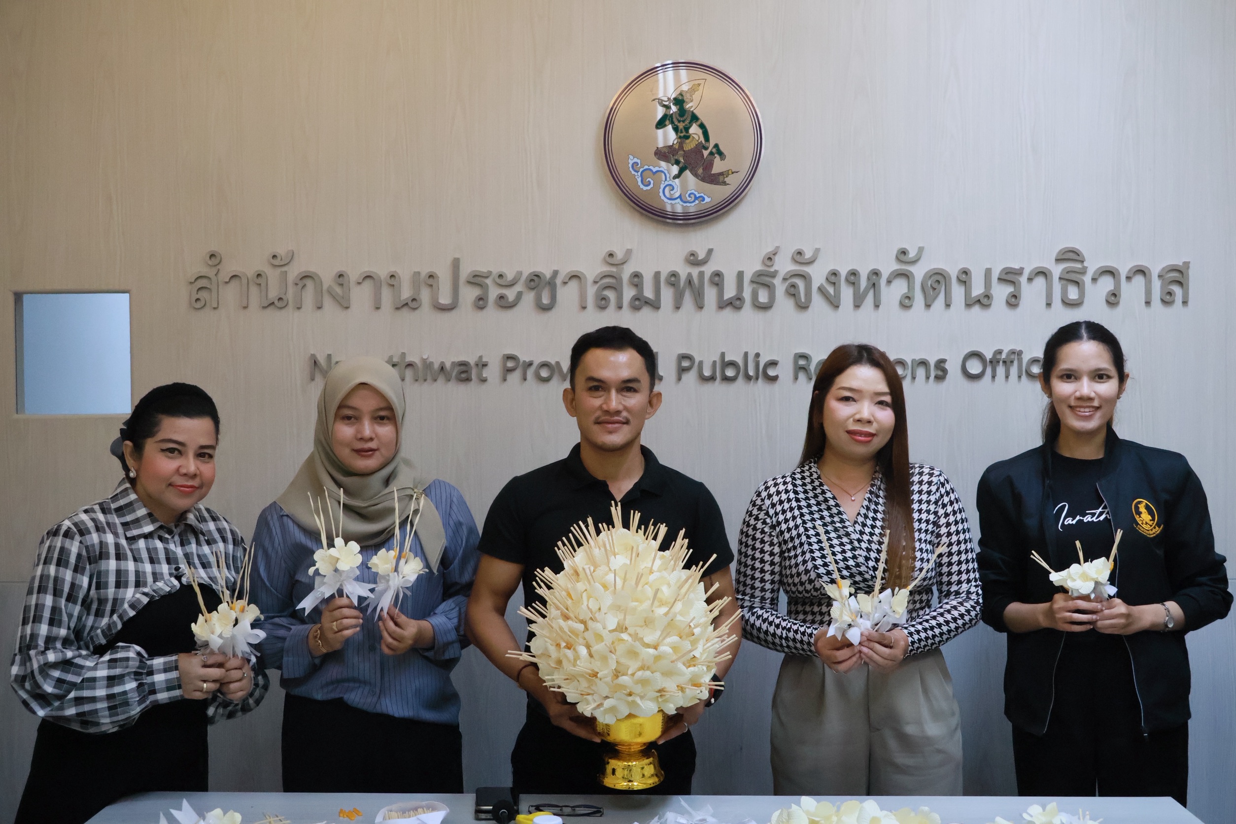 สำนักงานประชาสัมพันธ์จังหวัดนราธิวาส ร่วมจัดทำดอกไม้จันทน์ น้อมสำนึกในพระมหากรุณาธิคุณ สมเด็จพระบรมราชชนนีพันปีหลวง