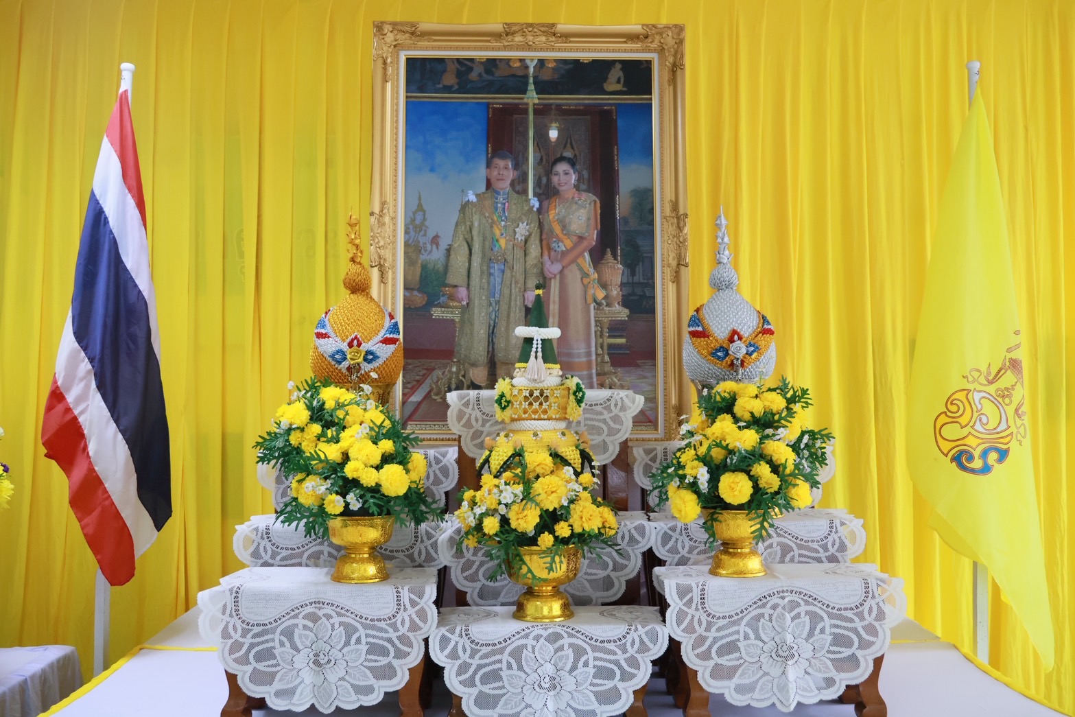 พระบาทสมเด็จพระเจ้าอยู่หัว และสมเด็จพระนางเจ้าฯ พระบรมราชินี โปรดเกล้าฯ ให้ผู้ว่าราชการจังหวัดนราธิวาส เชิญดอกไม้และตะกร้าสิ่งของพระราชทาน มอบแก่เจ้าหน้าที่ผู้ได้รับบาดเจ็บจากเหตุการณ์ความไม่สงบพื้นที่ จ.นราธิวาส เพื่อเป็นขวัญและกำลังใจ